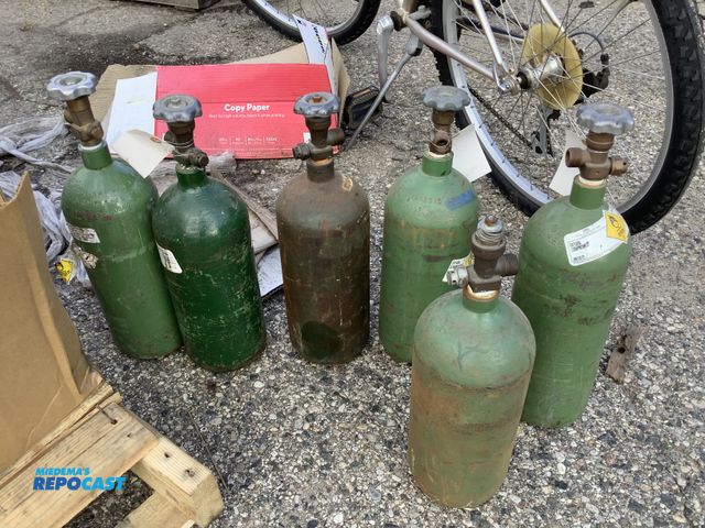 Lot 2-33651 - Lot of (6) oxygen tanks in various sizes