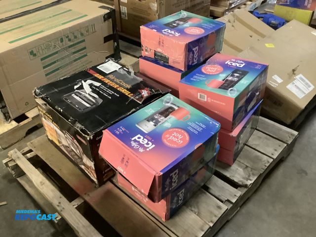 Lot 2-93521 - Lot of (2) 7 Mr coffee iced+hot coffee machines comes with cup lid and straw, and 1 air cook air fry...