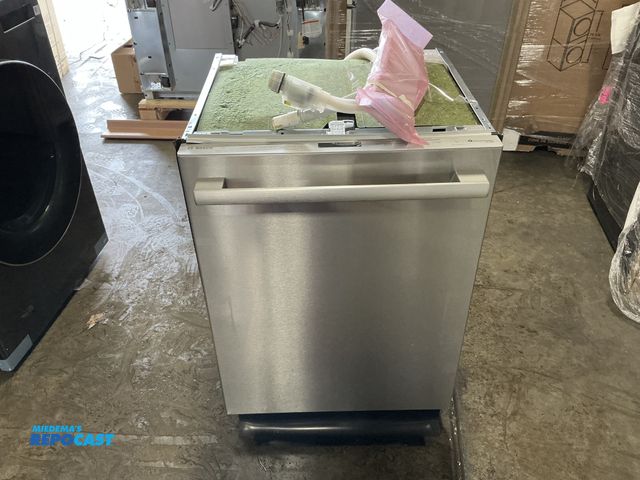 Lot 2-55237 - Scratch & Dent Bosch SHX78CC5UC 42 dBA Anti-Fingerprint Dishwasher