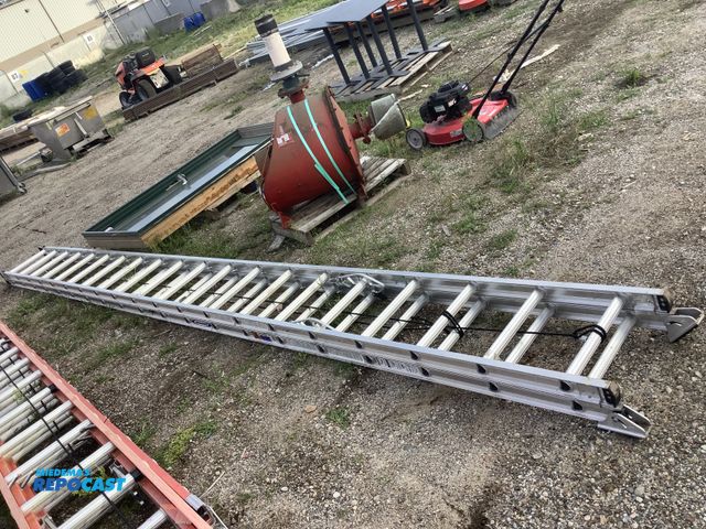 Lot 2-27867 - Werner 40ft adjustable ladder