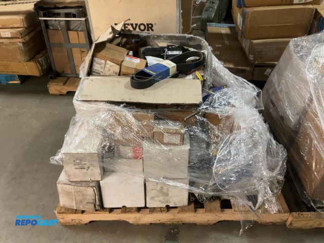 Lot 2-69100 - Skid lot of miscellaneous vehicle parts and accessories