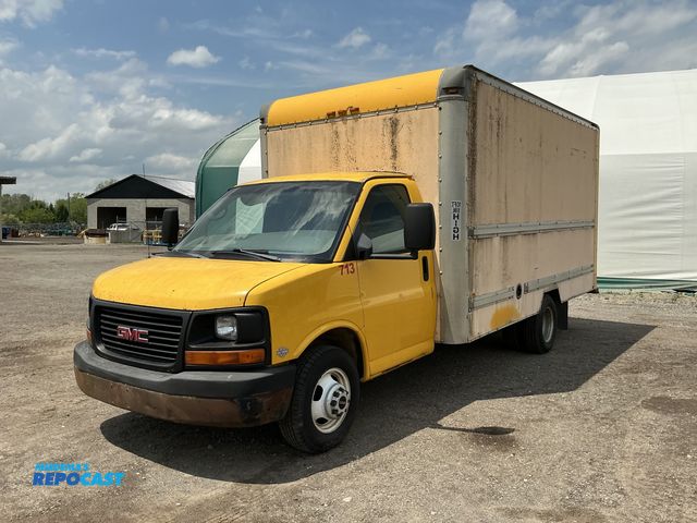 Lot 2-70417 - 2005 GMC Savana G3500 Cargo Cargo Van RWD