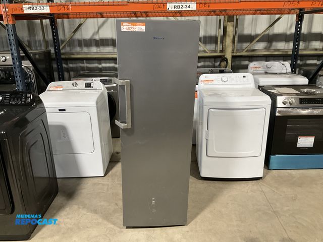 Lot 2-40225 - Scratch & Dent Hisense HFU101N1AVE Garage Ready Frost Free Convertible Upright Freezer