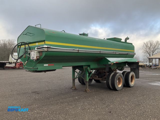 Lot 2-33620 - Diller Liquid Manure Tanker Spreader, 6000-gallon, 5th wheel hitch, 11R22.5 tandem duals, air brakes...