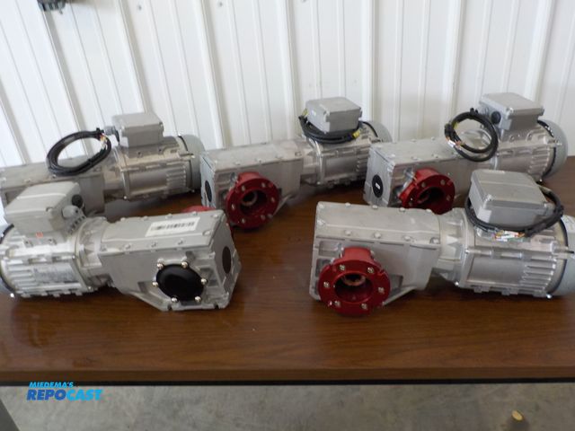 Lot 2-30292 - (5) Traman Korea motor/gear box. Model G500-B240. 1HP motor. 3 Phase power. Hex drive unit.