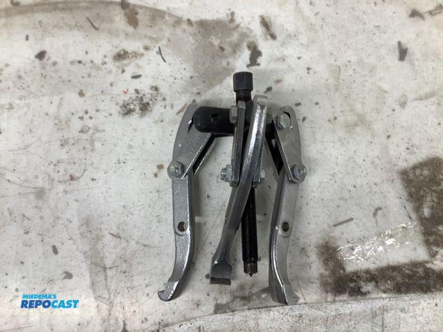 Lot 2-69389 - 2 and 3 jaw 6" puller