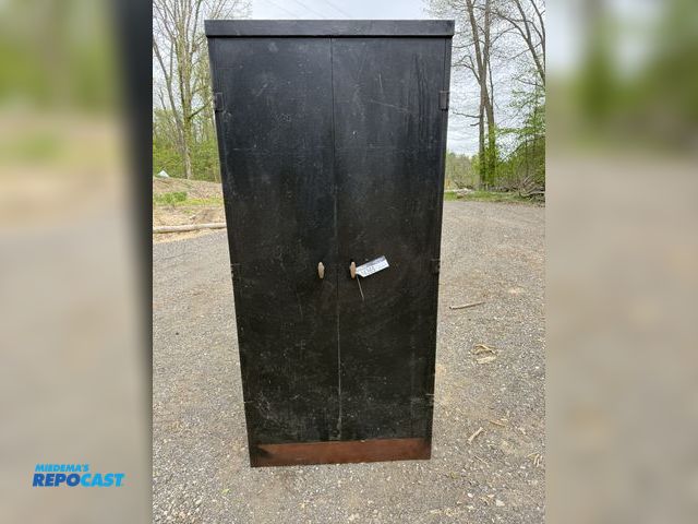 Lot 2-14365 - Metal VINTAGE HEAVY DUTY 2 DOOR METAL SHOP CABINET WITH ADJUSTABLE SHELVES