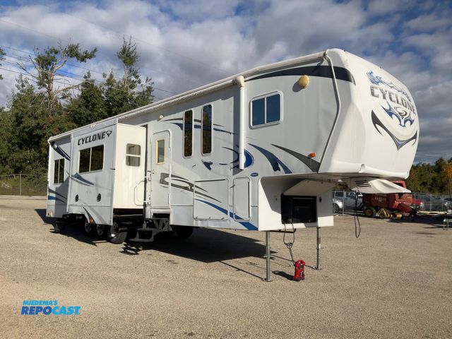 Lot 2-61258 - 2010 Cyclone . Camper Travel Trailer