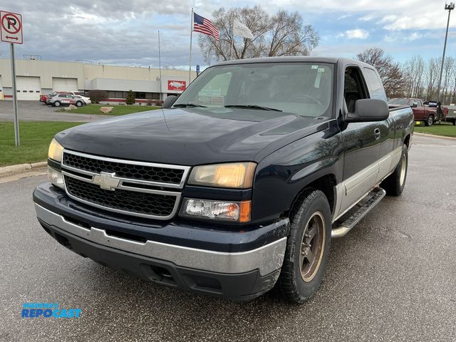Lot 2-93028 - 2007 Chevrolet Silverado LS Extended Cab Standard Box Pickup Truck RWD