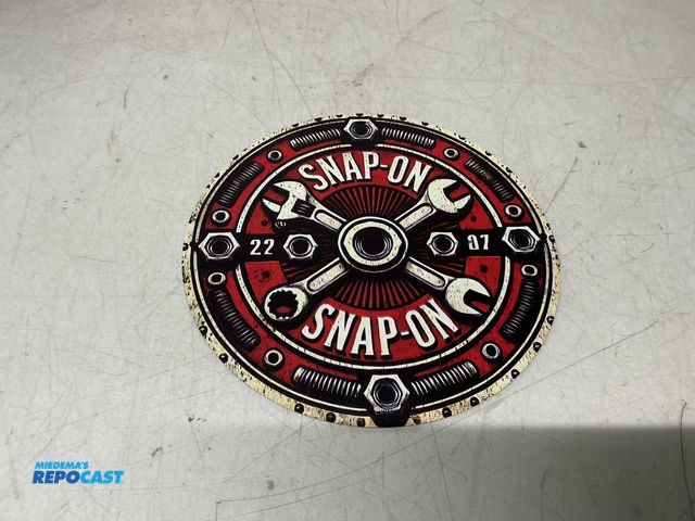 Repocast.com - Lot 2-22124 - Snap-on metal circular sign