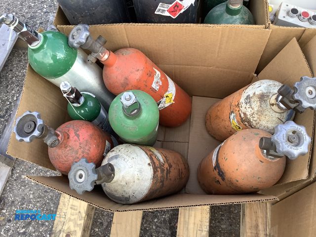Lot 2-33652 - Lot of (8) oxygen tanks in various sizes