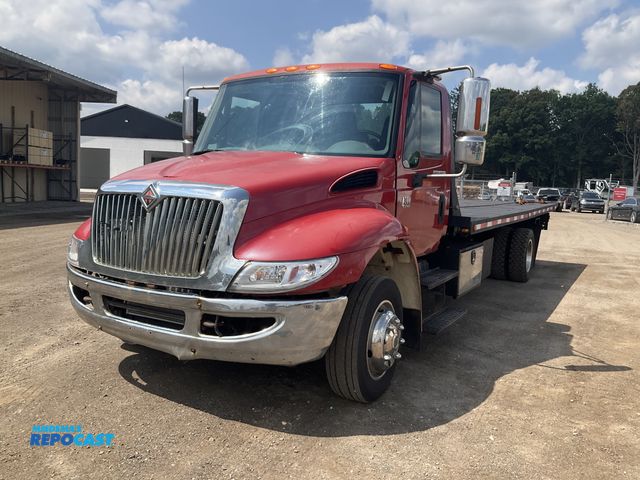 Lot 2-10567 - 2003 INTERNATIONAL 4000 SERIES Flat Bed Wrecker