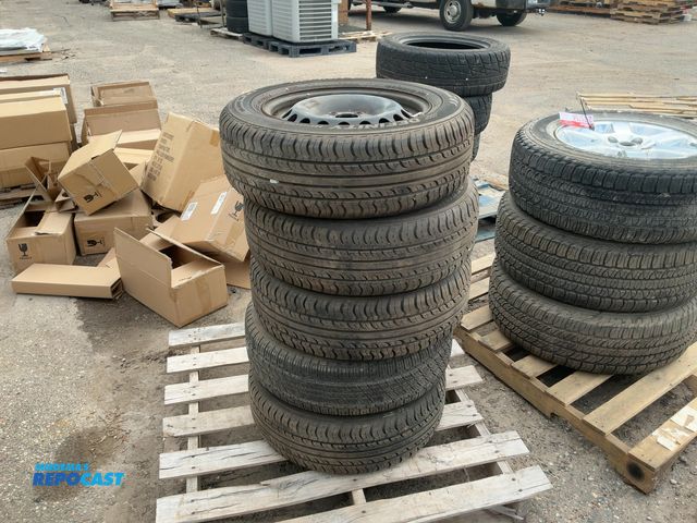 Lot 2-75696 - Definity  195/65R15 Lot of (5) tires