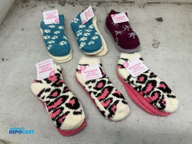 Lot 2-32619 - Lot of 6 pairs of women’s low cut cozy socks