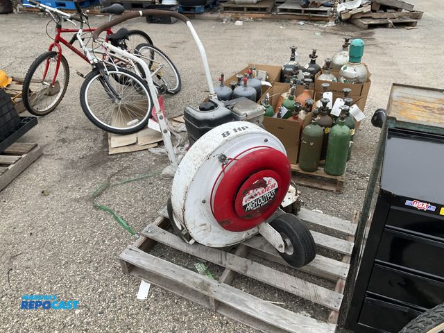 Lot 2-27969 - Little wonder 8HP high output power blower with brings&amp;Stratton engine
