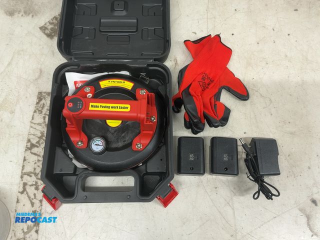 Lot 2-79711 - KVNTOOLS New 200mm Labor-Saving Arm Jacks &amp; Heavy Pump Suction Cups (1 pack)