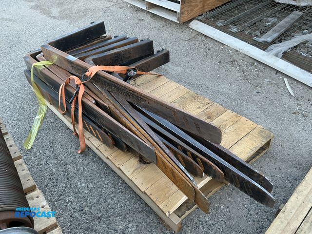 Lot 2-38387 - Skid lot of multiple Hi-Lo Forks