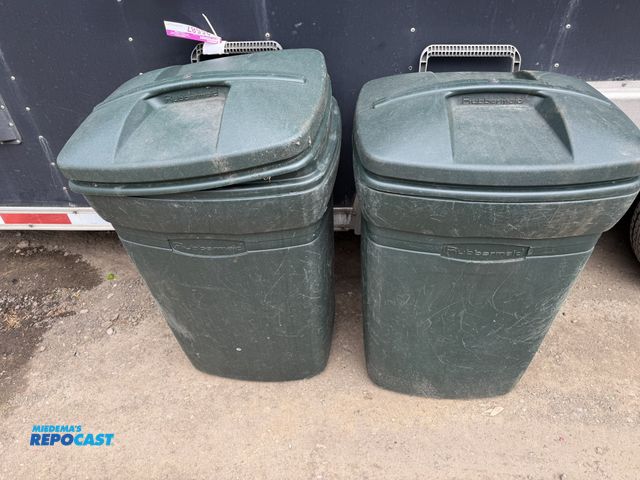 Lot 2-25587 - LOT OF 2 RUBBERMAID TRASH CANS