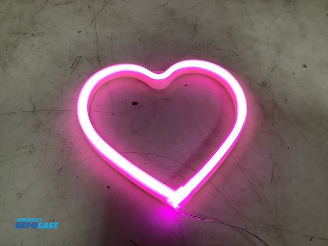 Lot 2-75394 - LED pink heart light