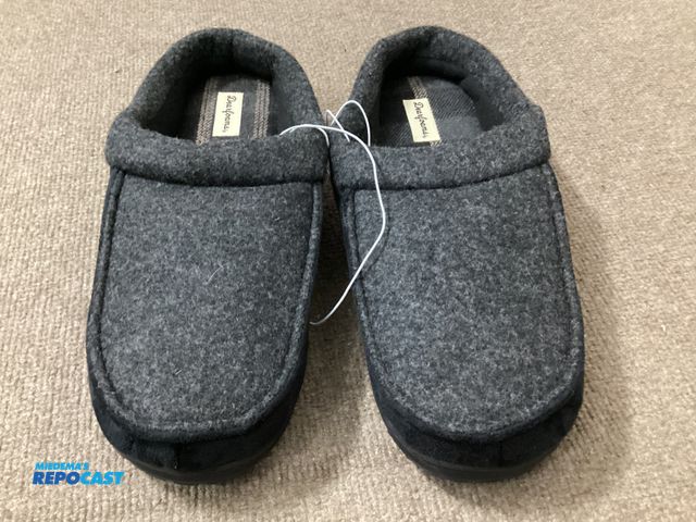 Lot 2-62883 - New pair of Dearfoams Total comfort men’s slippers. Canyon Black. Memory foam, machine washable, eas...