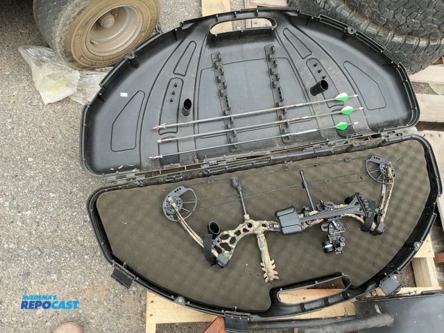 Lot 2-96089 - Bear camo colored compound bow with 3 mossy oak arrows, with case
