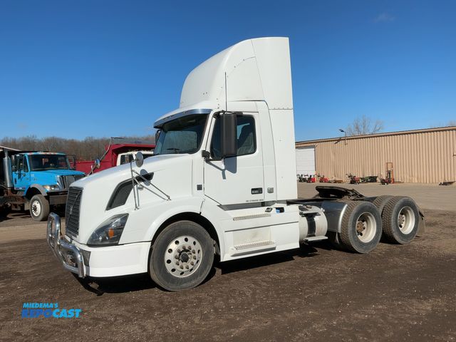Lot 2-11011 - 2012 Volvo Tandem Axle Day Cab Semi Truck