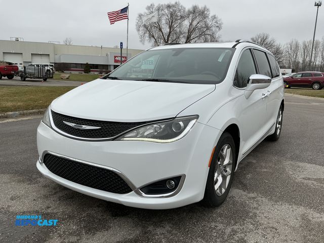 Lot 2-77232 - 2017 Chrysler Pacifica Limited Mini Van FWD