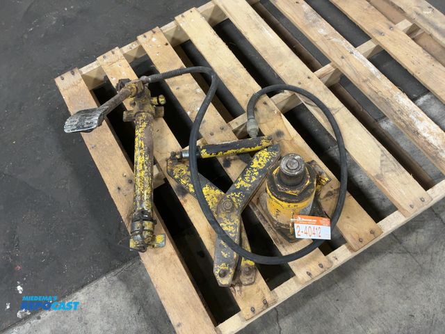 Lot 2-40412 - Lot of (1) Wilmar 20 Ton Bottle Jack, works but missing handle, and (1) Manual Hydraulic Pump with a...