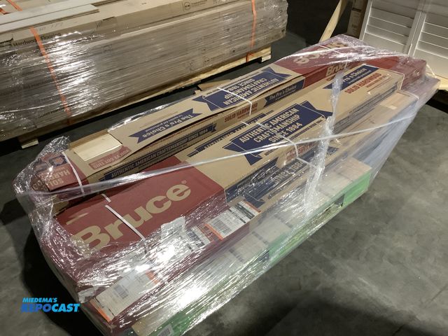 Lot 2-74081 - New Lot of (5) boxes of Bruce solid hardwood flooring. Natural maple, each box covers 20 square feet...