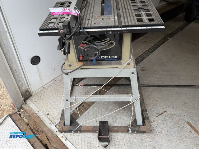 Lot 2-25591 - DELTA SHOP MASTER TABLE SAW WITH 4 WHEEL MACHINE MOVING DOLLY