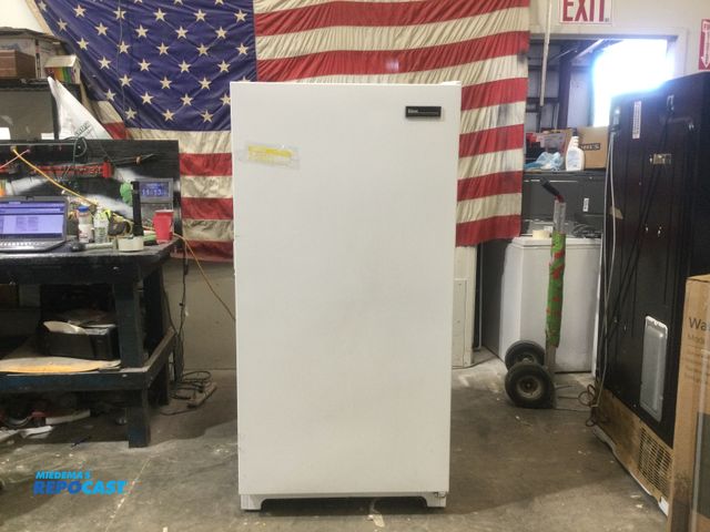 Lot 2-59203 - Gibson freezer Upright Freezer heavy duty
door storage
commercial freezer