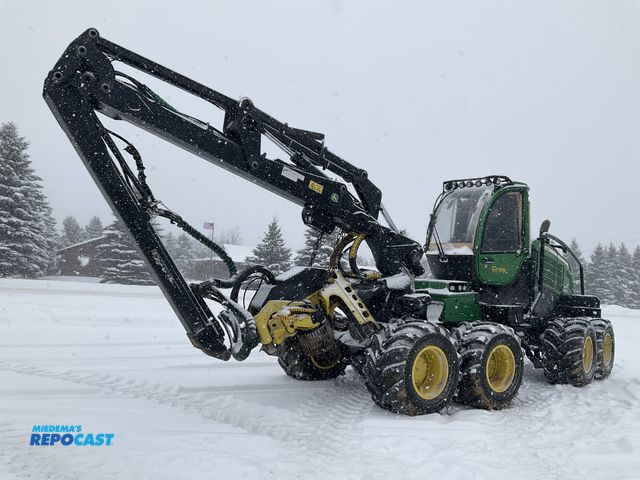 Lot 2-60724 - 2017 John Deere 1270G Harvester