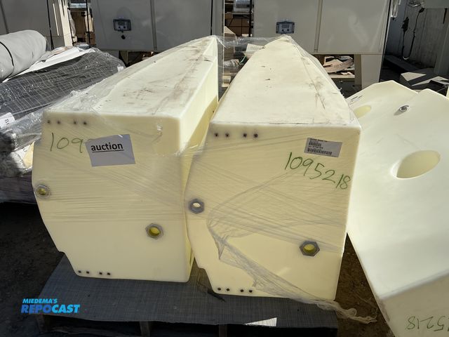 Lot 2-67493 - (2) Malibu Boats fuel tanks 4511215