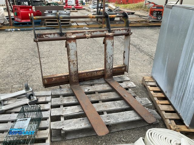 Lot 2-99026 - Skid steer (rusted)