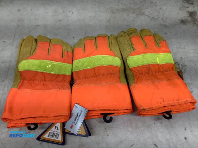 Lot 2-94884 - lot of 3 pairs of high vis winter gloves