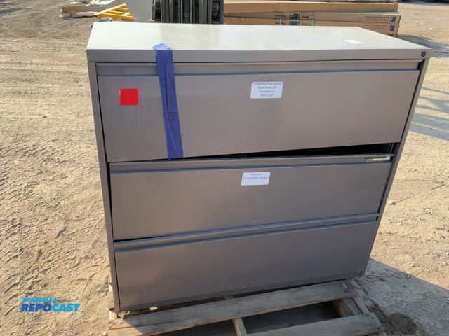 Lot 2-67835 - Metal Filing Cabinet