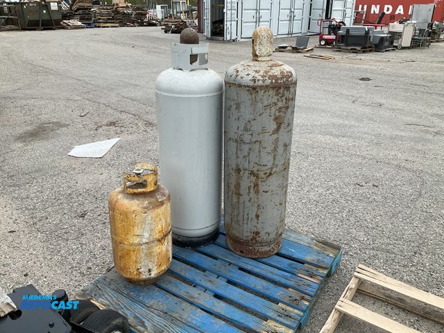 Repocast.com - Lot 2-25444 - Lot of (3) propane tanks 2 large 1 normal ...