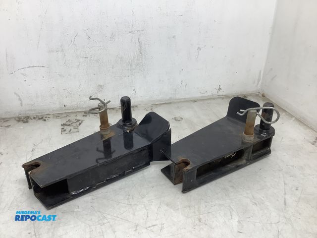 Lot 2-92039 - 2 Small plow brackets