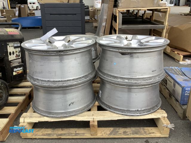Lot 2-35006 - 4 GMC rims (size: 21”x10”), Rims off a gmc Denali
