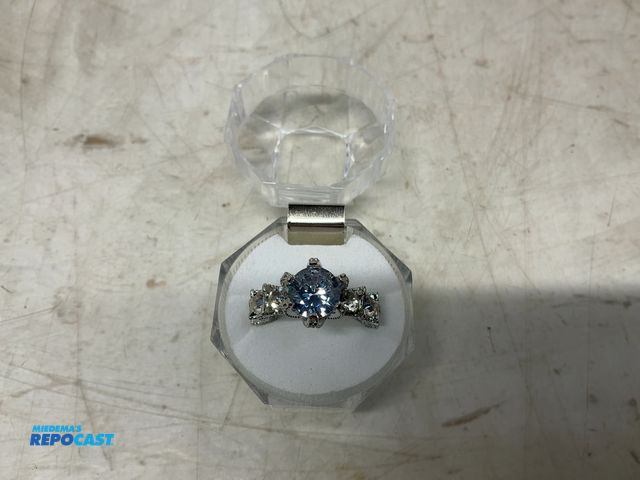 Lot 2-18122 - Silver synthetic cubic zirconia color stone, size 8
