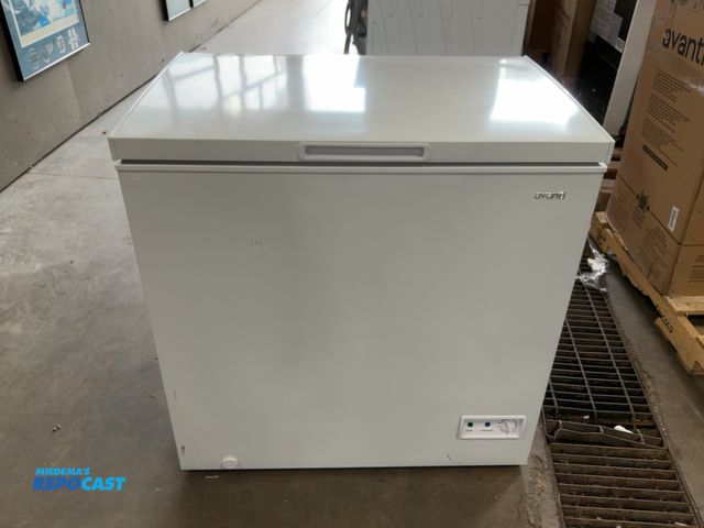 Lot 2-11541 - Scratch & Dent Avanti CF7F0W Garage Ready Convertible Chest Freezer
