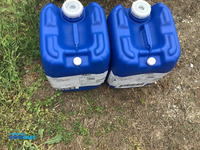 Lot 2-64405 - lot of 2 5 gallon blue plastic containers, contained a food product, clean inside