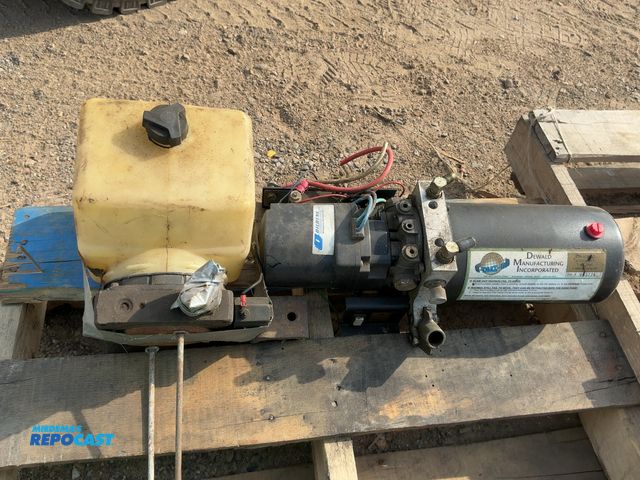 Lot 2-91131 - DMI hydraulic pump and extra reservoir