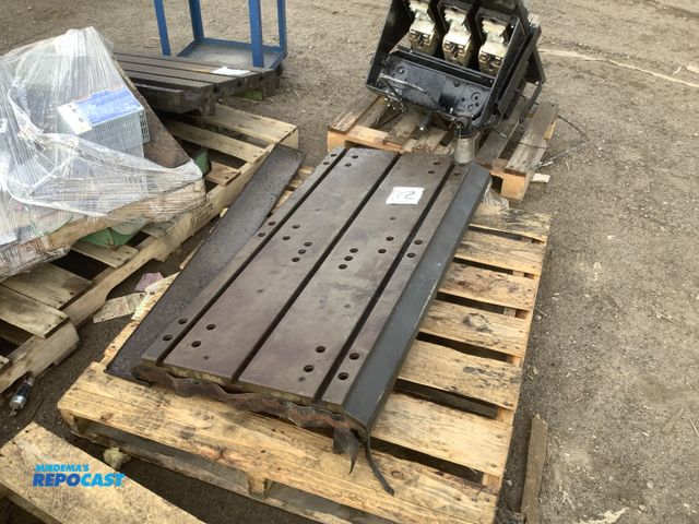 Lot 2-32852 - Cast-iron T-slotted layout plate