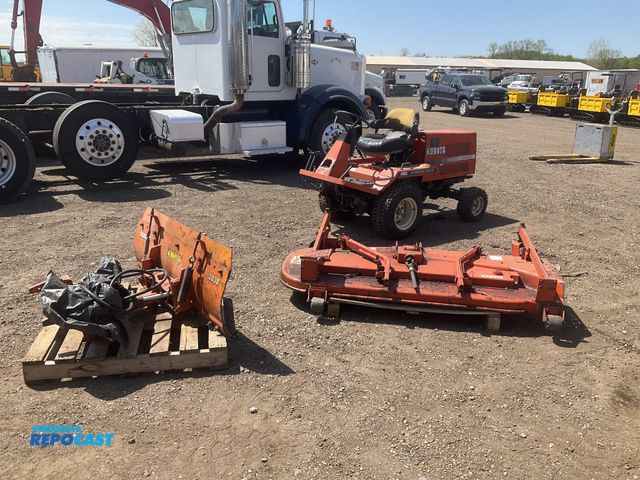 Lot 2-22981 - Kubota F2000 4WD Diesel Front Deck Mower