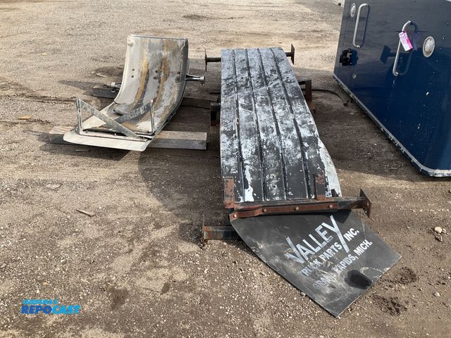 Lot 2-27498 - Lot of semi truck Fenders