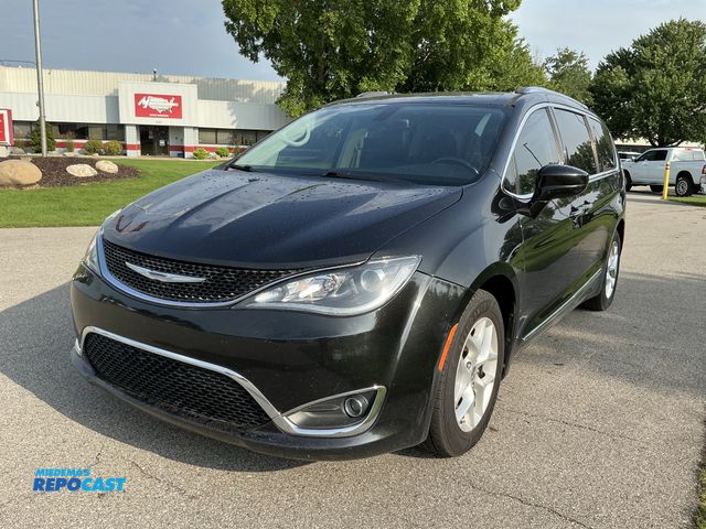 Lot 2-13003 - 2018 Chrysler Pacifica Touring Mini Van FWD