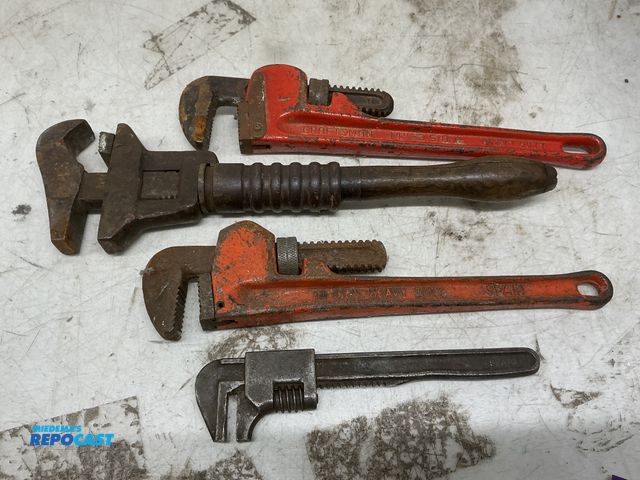 Lot 2-35432 - 4 pipe wrenches that work, 1- old 16" 2- craftsman 14" and 1- 10"
