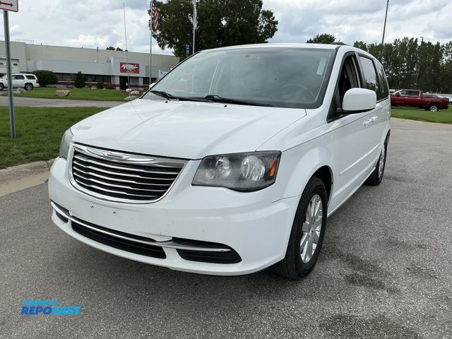 Lot 2-27012 - 2015 Chrysler Town &amp; Country Touring Mini Van FWD
