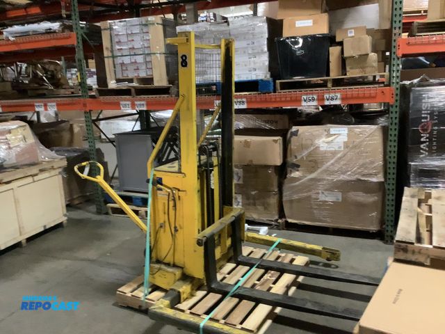 Lot 2-93214 - R0L-Lift RP52-20 2000ib Stacker